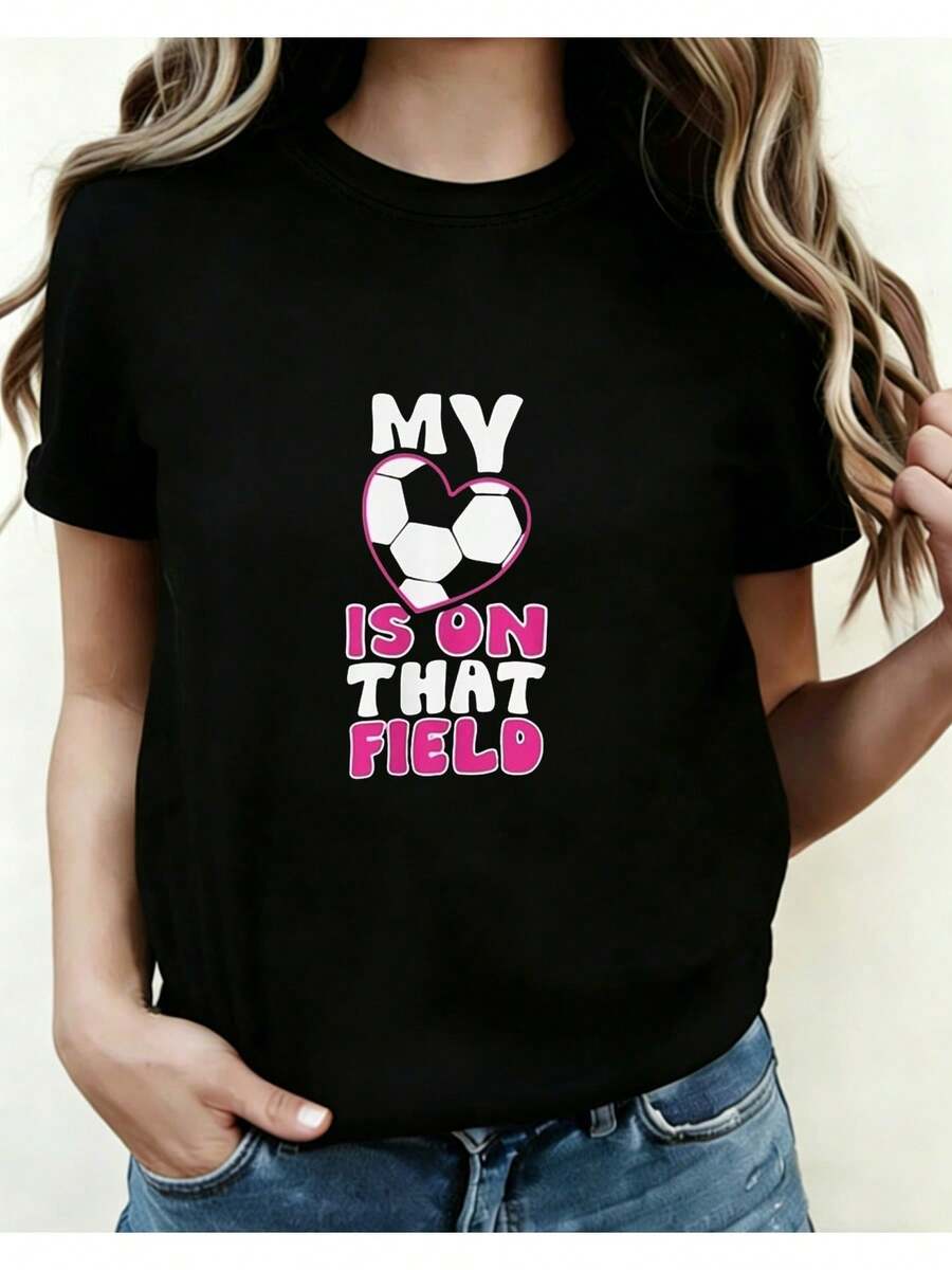 Muestra tu apoyo con esta linda playera de fútbol "My Heart Is On That Field", con corazón de balón y detalles rosas. - Negro - Ver 1