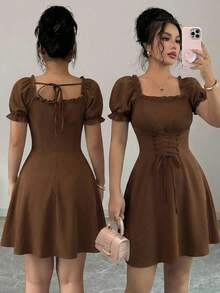 Vestido midi de mujer con cuello cuadrado, mangas abullonadas, cordón en la cintura y volantes en el bajo, estampado de pequeñas flores - Café integral - Ver 12