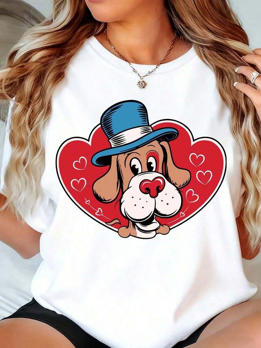 New Arrivals For Summer. Women's Short-Sleeved Crew Neck T-Shirt With A Cute Dog Print Wearing A Hat And A Heart, Perfect For Valentine's Day Or Casual Wear. Blouse, Shirt > Beautiful. - 白色 - 查看 1