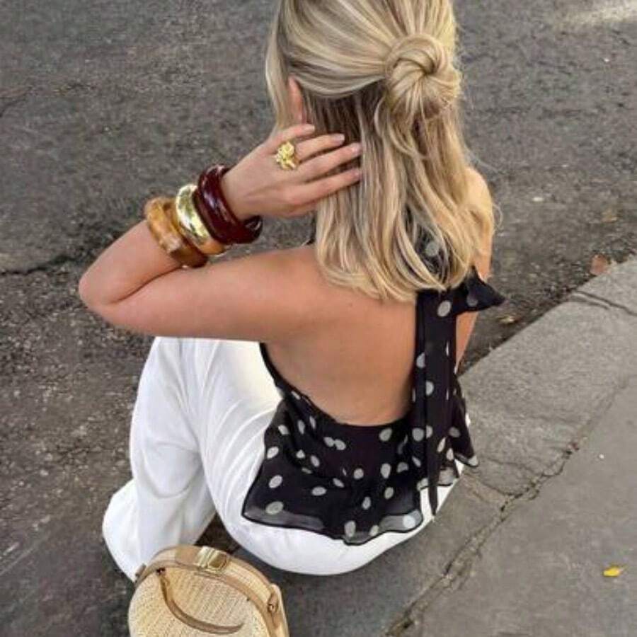 2026 Nueva llegada Blusa sin mangas de cuello halter para mujer - Lindo estampado de lunares negros con espalda abierta y detalle de lazo autoanudado, bajo acampanado, cintura ajustada, tela liviana y fluida tipo gasa, vibra retro, uso casual de verano, para citas, vacaciones en la playa, fiestas de fin de semana, estética de moda, elegante, uso diario y salidas - 1 - Ver 1