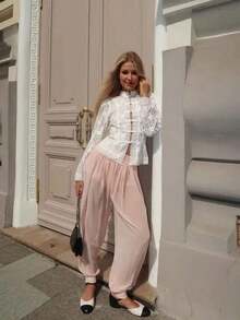 Blusa elegante de mujer de tela tejida, de ajuste regular, con cuello alto, mangas abullonadas largas y detalles de botones, de tela semitransparente blanca, para primavera - Blanco - Ver 5