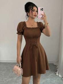 Vestido midi de mujer con cuello cuadrado, mangas abullonadas, cordón en la cintura y volantes en el bajo, estampado de pequeñas flores - Café integral - Ver 7