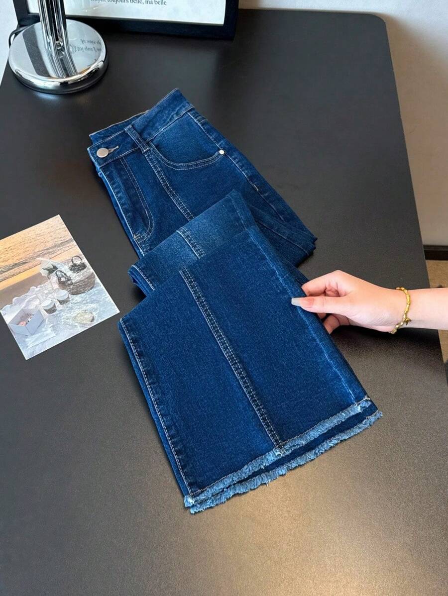 ALO FASHION Pantalones vaqueros largos acampanados de mezclilla lavada estilo boho elegante para mujer con dobladillo sin rematar y costura expuesta. - azul real - Ver 1