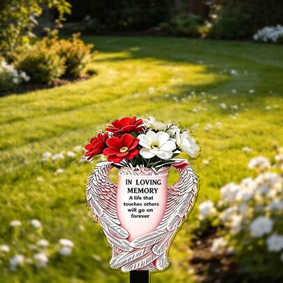 Figura decorativa conmemorativa plana 2D con alas de ángel rosadas que rodean un jarrón, simbolizando protección y eternidad. Combinado con un ramo de flores artificiales frescas y elegantes, expresa recuerdo por los fallecidos y brinda consuelo, adecuado para un memorial en el cementerio para preservar cálidamente el recuerdo preciado del fallecido.