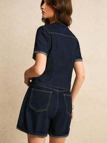 Conjunto de top de manga corta con botones delanteros y shorts vaqueros de estilo casual para mujer - Azul lavado oscuro - Ver 2