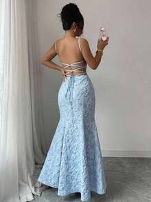Vestido de fiesta de satén con textura floral azul, de tirantes cruzados y sin mangas, multifuncional - Celeste - Ver 2