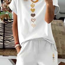 Camiseta para Mujer con Estampado de Letra "C" y Texto Dorado, Manga Corta - Blanco - Ver 1