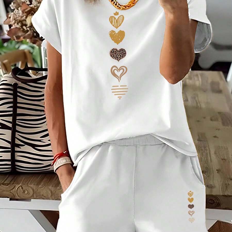 Camiseta para Mujer con Estampado de Letra "C" y Texto Dorado, Manga Corta - Blanco - Ver 1