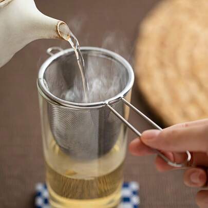 1 cái dụng cụ lọc trà bằng thép không gỉ - Bộ lọc bằng thép không gỉ 304 cao cấp có tay cầm, thích hợp cho trà lá rời, gia vị, cà phê, trà, sô cô la nóng - Có thể dùng với cốc, ly, ấm trà - Dụng cụ lọc trà thiết yếu trong nhà bếp và khi đi du lịch.