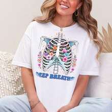 Camiseta con estampado floral, alivia la ansiedad, promueve la salud mental, camiseta de algodón esencial para mujer, suave y cómoda, adecuada para todos, ideal para todas las ocasiones, agradable al tacto, duradera, transpirable, para mujer.S representa a una mujer.En el VaC.Athion Ouyte.S WoM.Usando trajes de teatro - Blanco - Ver 1