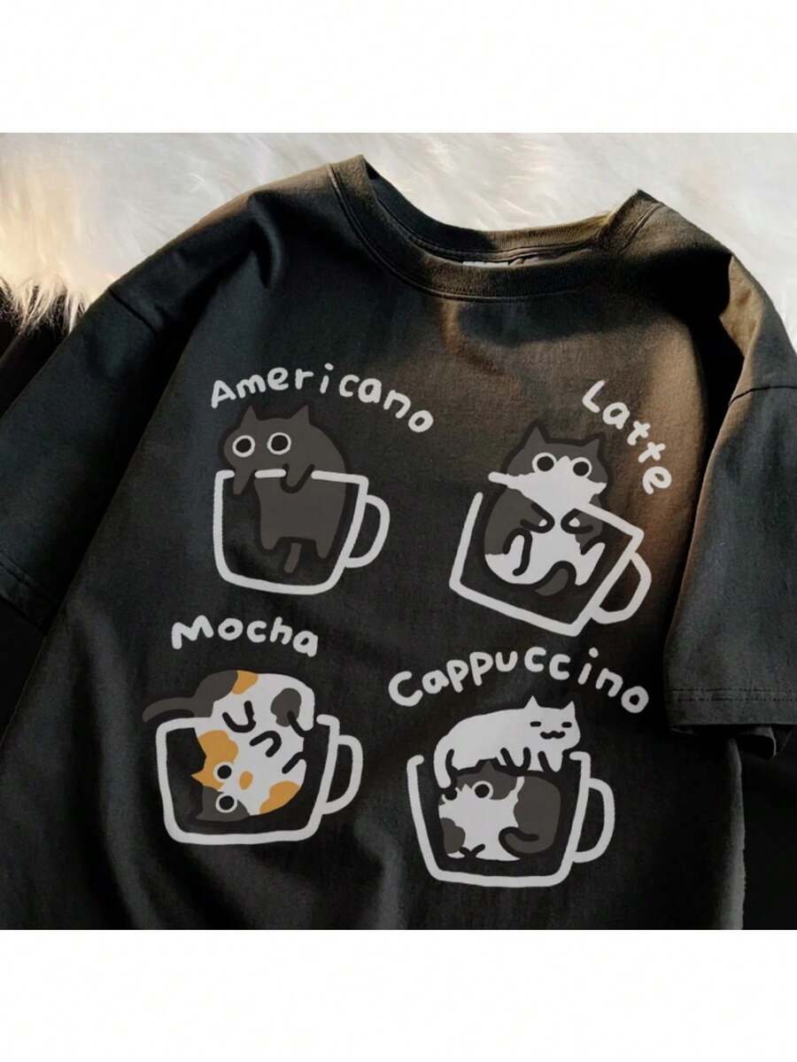 Camiseta de café con gatos gráficos - 100% poliéster, ajuste holgado, camiseta de manga corta con 4 gatos adorables y bebidas de café (americano, cappuccino, mocha, latte) - ropa de verano casual vintage para hombres y mujeres, camiseta de gato, transpirable, cómoda de llevar. - Negro - Ver 1