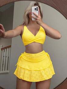 Conjunto de 3 piezas para mujer de verano: Top de punto de jacquard de unicolor con escote cruzado, minifalda de doble capa con lazo al lado, traje de baño - Amarillo - Ver 8