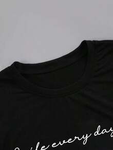 LUNE Camiseta gráfica con eslogan "Sonríe cada día" para mujer - Negro - Ver 3