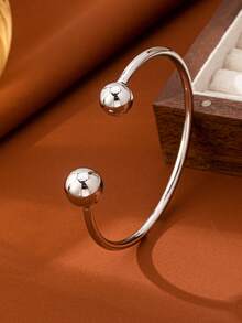 Un bracelet manchette sphérique minimaliste et ouvert avec une finition en cuivre poli - un bijou polyvalent pour le port quotidien des femmes. - Argent - Voir 1