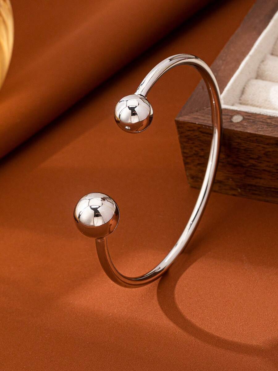 Un bracelet manchette sphérique minimaliste et ouvert avec une finition en cuivre poli - un bijou polyvalent pour le port quotidien des femmes. - Argent - Voir 1