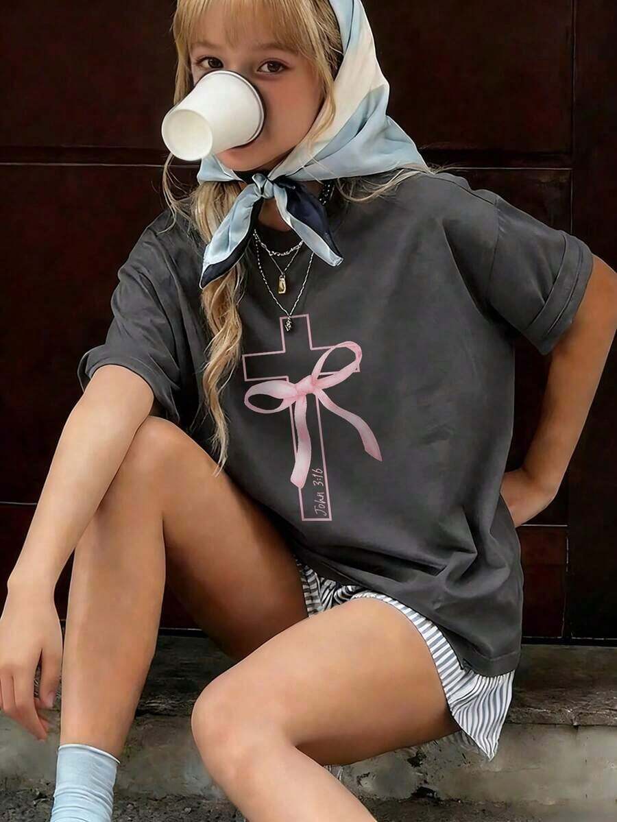 1 pieza de camiseta de manga corta con cuello redondo y estampado de mariposas y cruces para niñas, ropa de verano para estudiantes jóvenes - inspira la imaginación y la autoexpresión. - Gris oscuro 2 - Ver 1