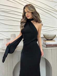 Vestido de satén negro elegante y formal para eventos sociales como graduaciones, cenas de gala, bodas, con cuello asimétrico, espalda descubierta y drapeado - Negro - Ver 3