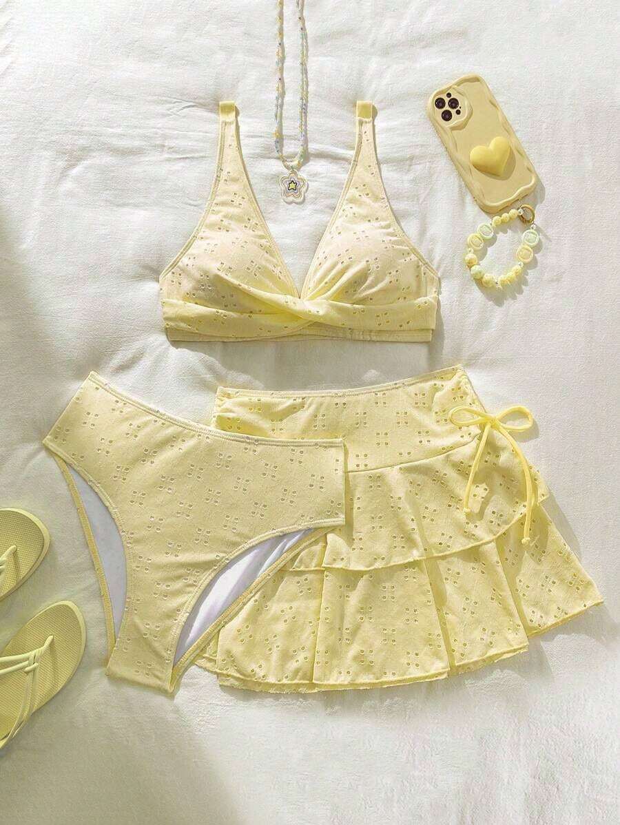 Conjunto de 3 piezas para mujer de verano: Top de punto de jacquard de unicolor con escote cruzado, minifalda de doble capa con lazo al lado, traje de baño - Amarillo 2 - Ver 1