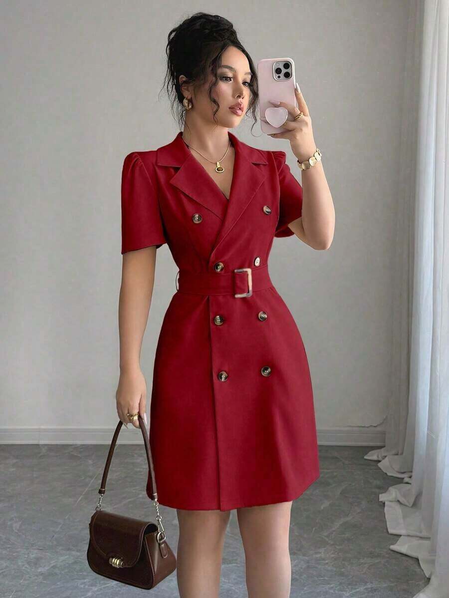 Vestido corto de verano de unicolor con lazo en la cintura, doble botonadura, mangas abullonadas y cuello con solapa - Rojo - Ver 1