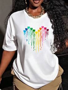 Camiseta de manga corta y cuello redondo para mujer, sencilla e informal, de corte regular, con estampado de corazones coloridos, versátil y elegante para el día a día. - Blanco - Ver 1
