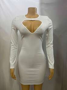 Vestido de mujer mini bodycon con corte en corazón en el pecho, manga larga elástica, disponible en rojo y gris oscuro, tejido ajustado de punto, estilo sexy y elegante ideal para fiestas, clubes nocturnos y celebraciones de San Valentín - Blanco - Ver 1