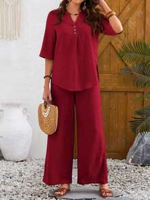 Conjunto de dos piezas casual de verano para mujer con camisa de mangas enrolladas con cuello en V y pantalones holgados de unicolor y con muesca. - Burdeos - Ver 3