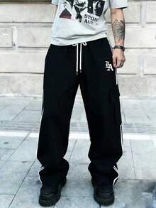 Pantalones rectos de moda casual para hombres con estampado de letras, cintura con cordón y bolsillos cargo a rayas - Negro - Ver 1