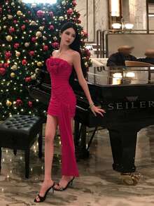 Vestido mini tubo para mujer, color fucsia, con aplicaciones florales 3D en el busto, escote strapless, diseño ruched con abertura lateral, tejido elástico tipo spandex, estilo sexy y elegante ideal para fiestas de cumpleaños y Navidad. - Rosa Fucsia - Ver 3