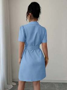 Vestido corto de verano de unicolor con lazo en la cintura, doble botonadura, mangas abullonadas y cuello con solapa - Azul - Ver 2