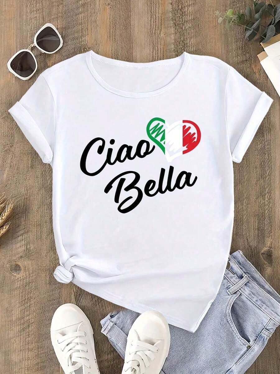 Camiseta moderna y minimalista Ciao Bella, una camiseta casual versátil con estampados de corazones en verde, blanco y rojo. - Blanco - Ver 1