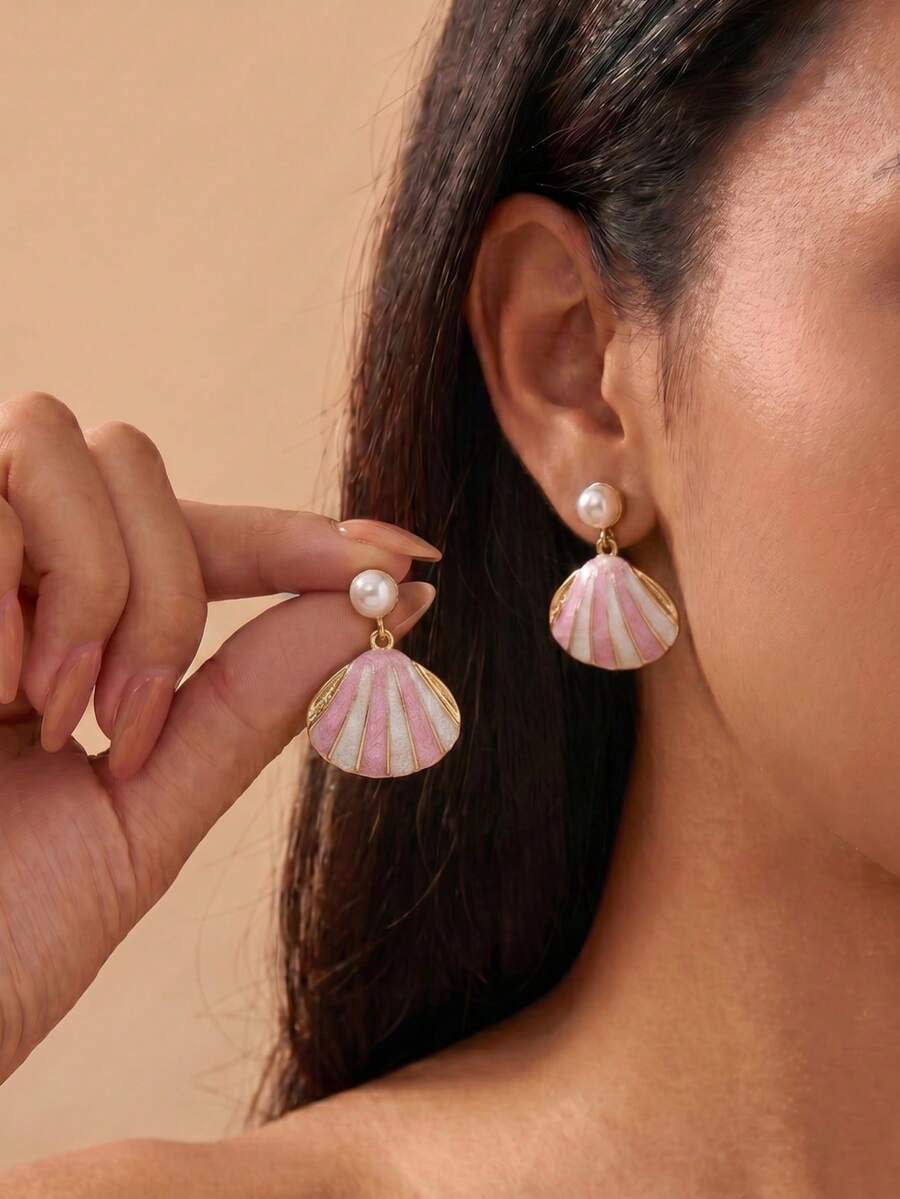 4 Paar Damen Ohrringe (2 Stile zufällig gemischt), Ohrstecker mit eingelassener Muschel und weißer Kunstperle, Ohrstecker mit Muschelanhänger und Perle, Schmuck im Strandurlaub-Ozean-Stil. Vielseitige, farbenfrohe goldene Styles für den Sommer mit rot, grün, schwarz mehrfarbiger Emaille-Verarbeitung mit reichhaltigen Farbtönen und mehrschichtigen Texturen.