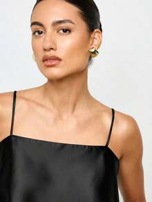 AiiRZ Blusa de verano sin mangas con top de cami de satén, superposición drapeada y detalle de lazo en la espalda - Negro - Ver 4