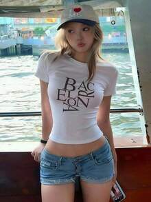 Playera blanca cuello redondo manga corta para mujer, estilo baddie juvenil , estampado de letras nuevo verano, corte ajustado ombliguero, súper linda para looks casuales, salidas y uso diario PV1R - Blanco - Ver 6