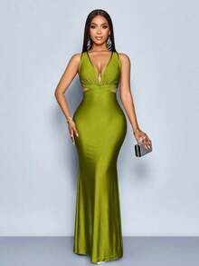Vestido largo elegante de mujer de unicolor, con cuello en V profundo, espalda descubierta y ajuste entallado en la Bottom tipo cola de pez - Verde Oliva - Ver 3