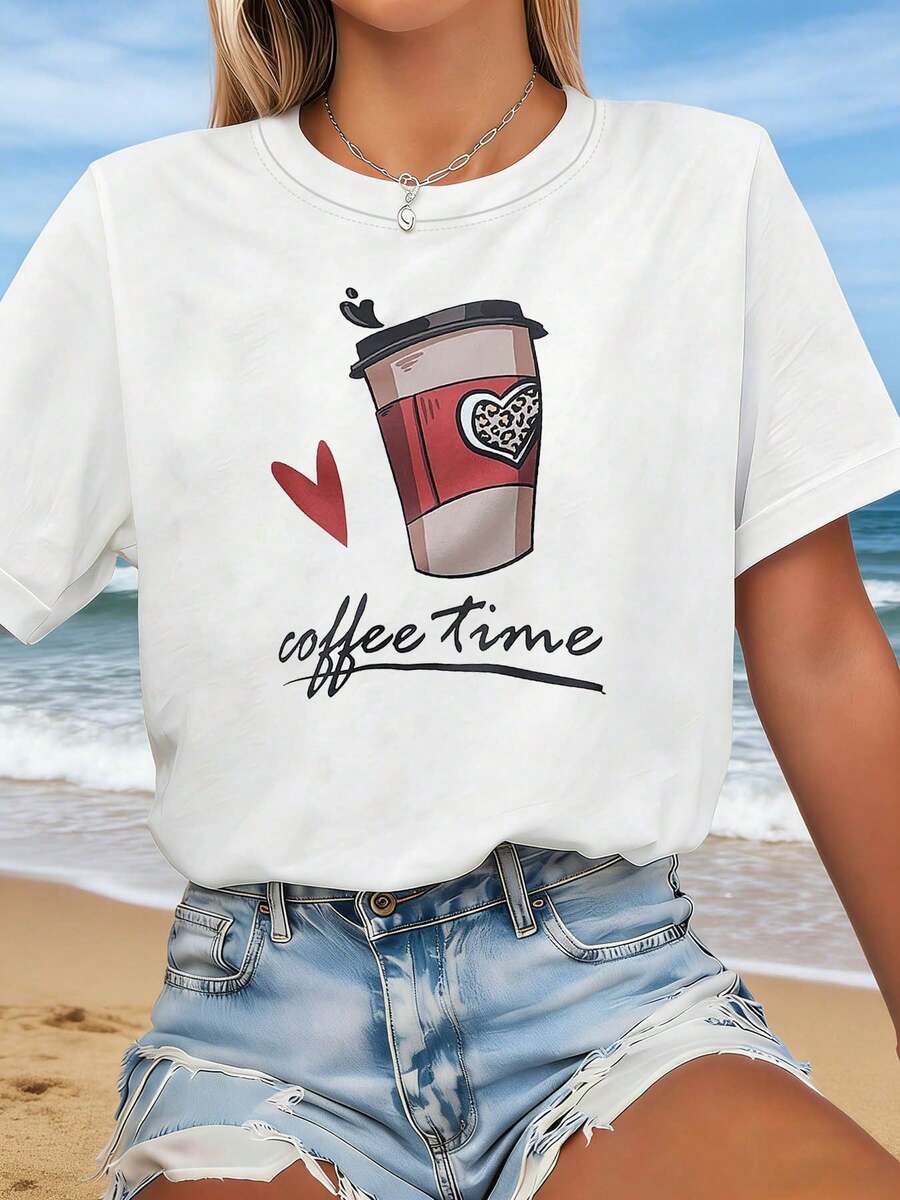 Tiempo de Café: Suave y relajante. Taza de café con estampado de corazón y leopardo, con el eslogan "Tiempo de Café" impreso en una camiseta de mujer de cuello redondo, moderna y casual, para primavera-verano. Adecuada para uso diario, compras, reuniones y desplazamientos. Versátil y elegante para mujeres. - Blanco - Ver 1