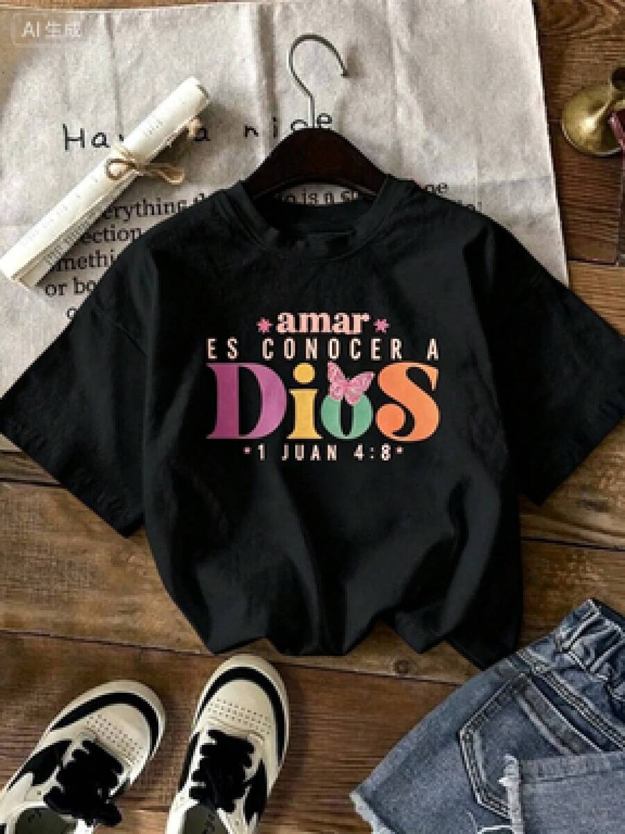 Una camiseta de manga corta para mujer con estilo retro americano, de diseño holgado y estampado (los pantalones son solo sugerencias de estilo). Este artículo sencillo y elegante presenta patrones de texto con temática tropical, siendo un elemento imprescindible para crear un estilo relajado de vacaciones. Es muy adecuado para ocasiones como el Día del Trabajo y el Día de la Independencia de México. La gruesa camiseta multicolor está hecha de 100% algodón con estampados modernos, y es adecuada tanto para hombres como para mujeres. Es un estilo completamente nuevo para primavera/verano/otoño, transpirable y cómodo, sencillo y versátil. - Negro - Ver 1