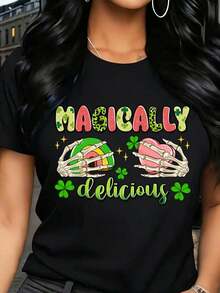 Camisetas estampadas de moda para mujer, tops de estilo urbano de talla grande, camisetas de verano cómodas y elegantes que combinan con todo. Camiseta de mujer con estampado del Día de San Patricio: manos de esqueleto sosteniendo un caramelo y una piruleta con tréboles, un estampado delicioso e informal para fiestas festivas. - Negro - Ver 1