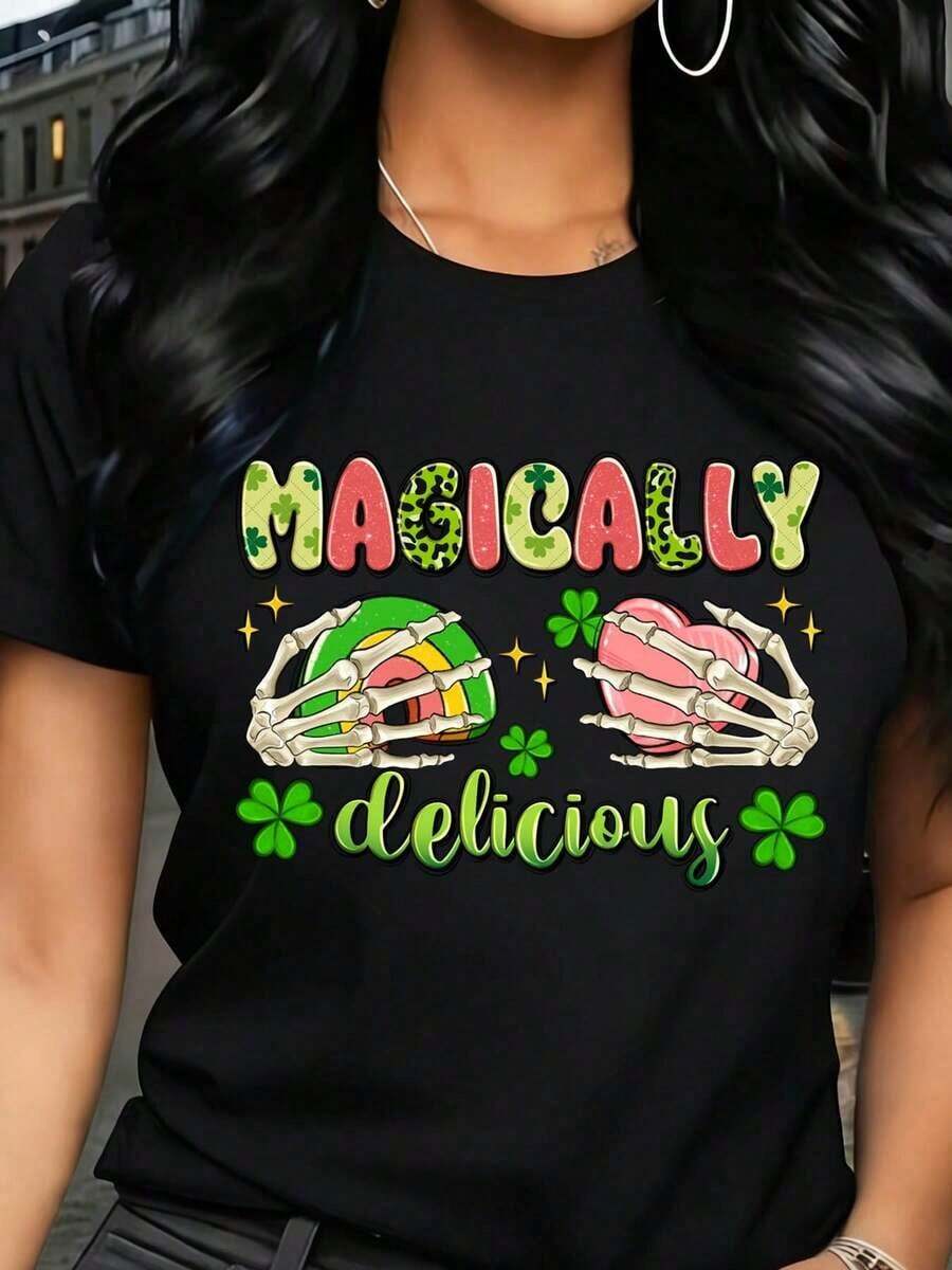 Camisetas estampadas de moda para mujer, tops de estilo urbano de talla grande, camisetas de verano cómodas y elegantes que combinan con todo. Camiseta de mujer con estampado del Día de San Patricio: manos de esqueleto sosteniendo un caramelo y una piruleta con tréboles, un estampado delicioso e informal para fiestas festivas. - Negro - Ver 1
