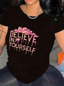 Ropa de mujer de talla grande, camiseta de talla grande para mujer con estampado inspirador "Cree en ti misma" - camiseta casual negra de cuello redondo con texto rosa degradado y diseño de mariposa, lavable a máquina, adecuada para primavera, verano y otoño, cómoda para el uso diario. - Negro - Ver 5