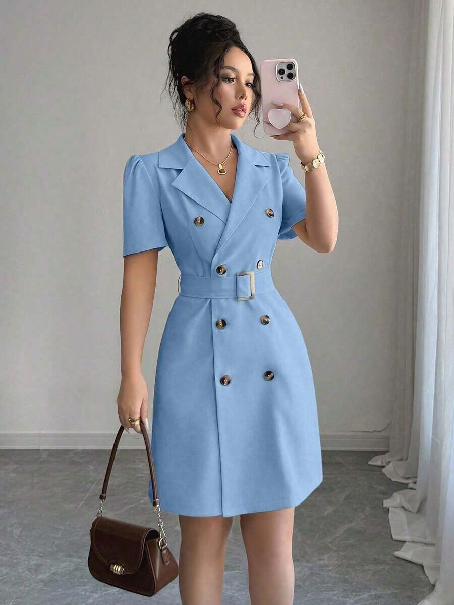 Vestido corto de verano de unicolor con lazo en la cintura, doble botonadura, mangas abullonadas y cuello con solapa - Azul - Ver 1