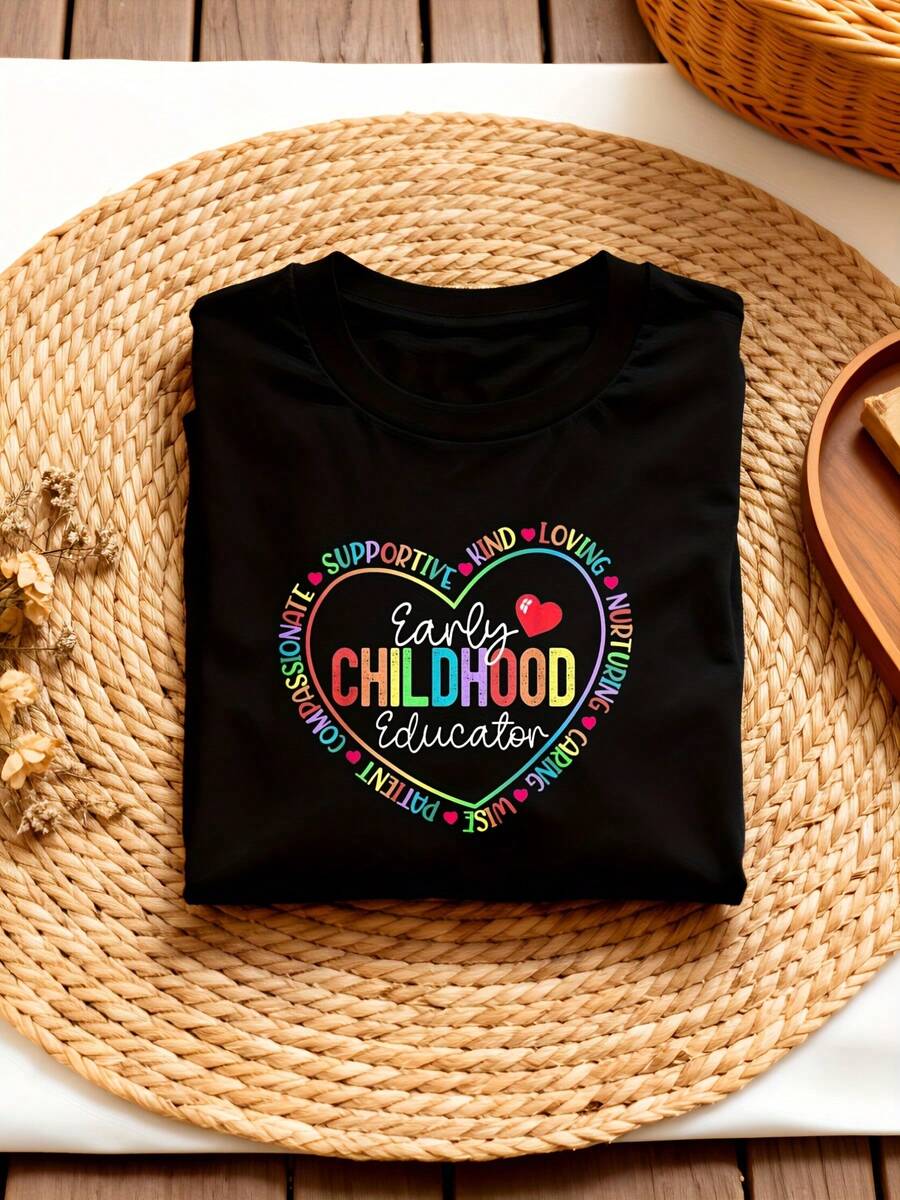 1 Camiseta para Educador de Primaria - Base Negra con Colorido Diseño Educativo de Corazones (Apoyo, Cuidado, Paciencia, Dulzura) - Camiseta de Rayón Suave y Elástica, Adecuada para Maestros, Guarderías y Jardín de Infancia - Estampado Brillante