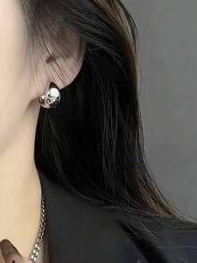 1 Đôi bông tai vòng bằng kim loại màu đồng trơn, kiểu dáng tối giản, thanh lịch, phù hợp cho nữ giới khi đi làm, dạo phố, dự tiệc. - Bạc - Xem 6