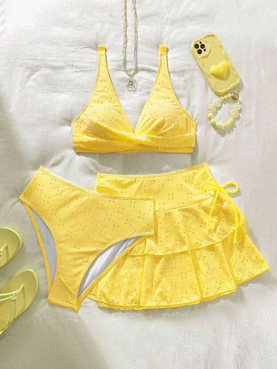 Conjunto de 3 piezas para mujer de verano: Top de punto de jacquard de unicolor con escote cruzado, minifalda de doble capa con lazo al lado, traje de baño - Amarillo - Ver 1