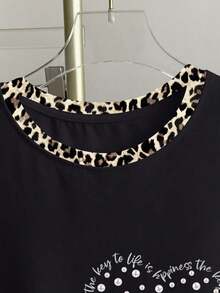 Camiseta de mujer con cuello redondo, manga corta y estampado de corazones en bloques de color - Negro - Ver 3