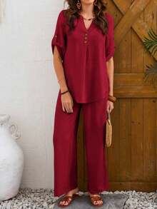Conjunto de dos piezas casual de verano para mujer con camisa de mangas enrolladas con cuello en V y pantalones holgados de unicolor y con muesca. - Burdeos - Ver 7