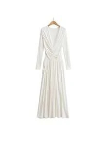 Long Dress With A Combination Of Lace And A V-Neck, Long Sleeves, A Fitted Cut That Stylizes The Figure And Enhances Elegance. - White - View 5