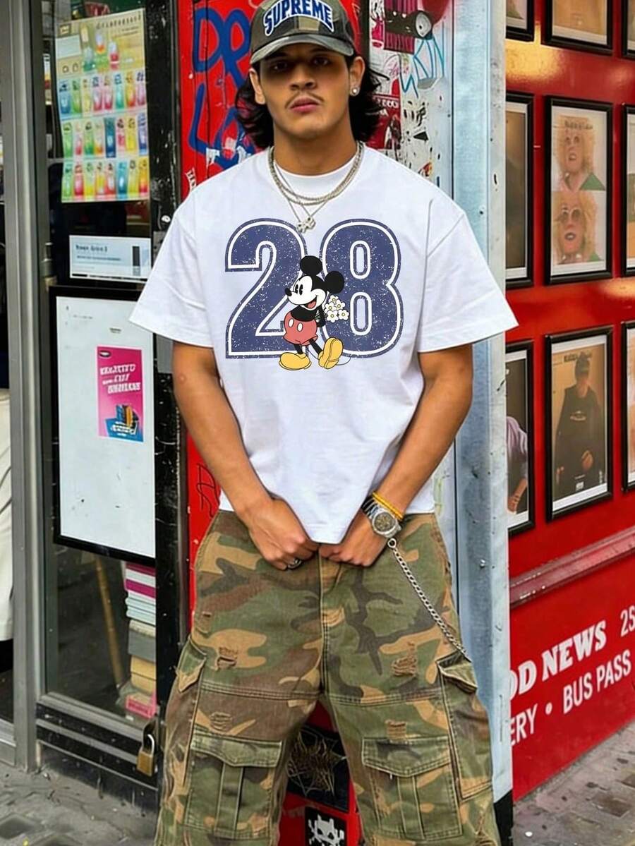 Disney Men's Retro T-Shirt, Vintage Cartoon Number Print Crew Neck Tee, Casual Streetwear Loose Fit Short Sleeve, Classic Hip-Hop Style Casual Top For Everyday Wear & Animation Fans, Made Of Soft Breathable Cotton Fabric, Comfortable And Skin-Friendly, Suitable For Daily Outings, Concerts, Casual Hangouts & Urban Style Looks. The Classic White Base Is Paired With Distressed Blue Number And Cute Mickey Mouse Design, Versatile And Timeless, An Ideal Gift For Animation Lovers, Vintage Enthusiasts And Streetwear Aficionados. Easy To Match With Jeans, Cargo Pants And Shorts To Create A Cool City Vibe. - 白色 - 查看 1