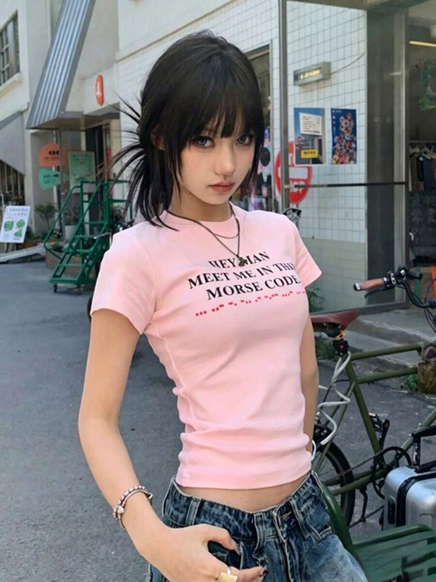 Playera ombliguera ajustada para mujer cuello redondo manga corta, modelo nuevo de verano con estampado de letras estilo americano, súper cómoda y muy de moda.Ideal para uso diario, salidas casuales y armar looks fáciles y atractivos para toda la temporada. FJE0 - Rosa - Ver 1