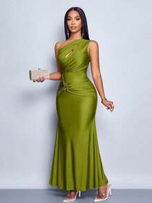 Vestido largo y maxi de mujer con cuello asimétrico hueco, decorado con metal, de unicolor y ajustado - Verde Oliva - Ver 5