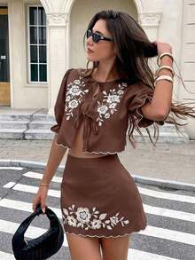Conjunto de 2 piezas para mujer con blusa de manga corta con bordado floral y cenefa de color contrastante, y falda mini - Marrón - Ver 1